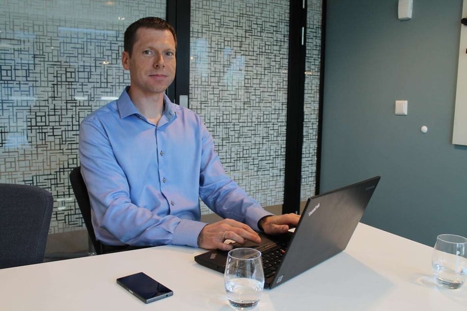 Admincontrols sikkerhedschef, Ole Martin Refvik, sidder foran sin computer.